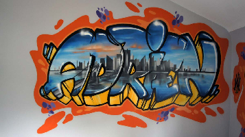 Représentation du prénom d'un enfant inspirée du mouvement graffiti sur un mur de sa chambre en Hainaut